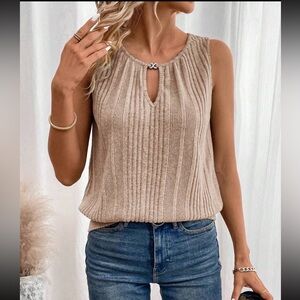 SHEIN LUNE Solid Keyhole
Neck Rib-Knit Tank Top
Camel / XL(12)